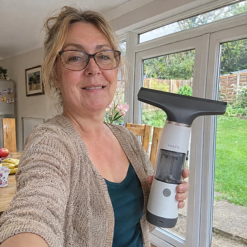 Pauline R.'s photo with the Vekto Window Vac W10