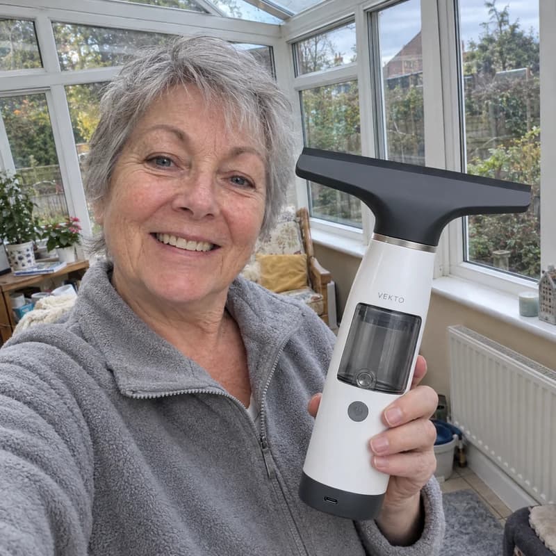 Janice B.'s photo with the Vekto Window Vac W10