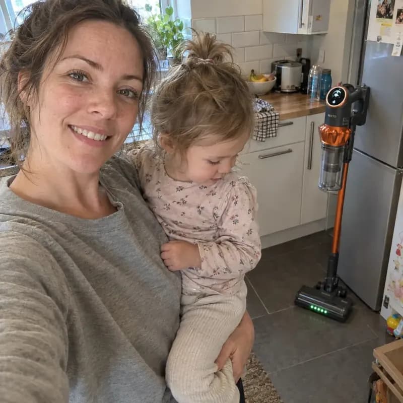 Hannah with her toddler in the kitchen, the Vekto Vacuum V18 standing behind them