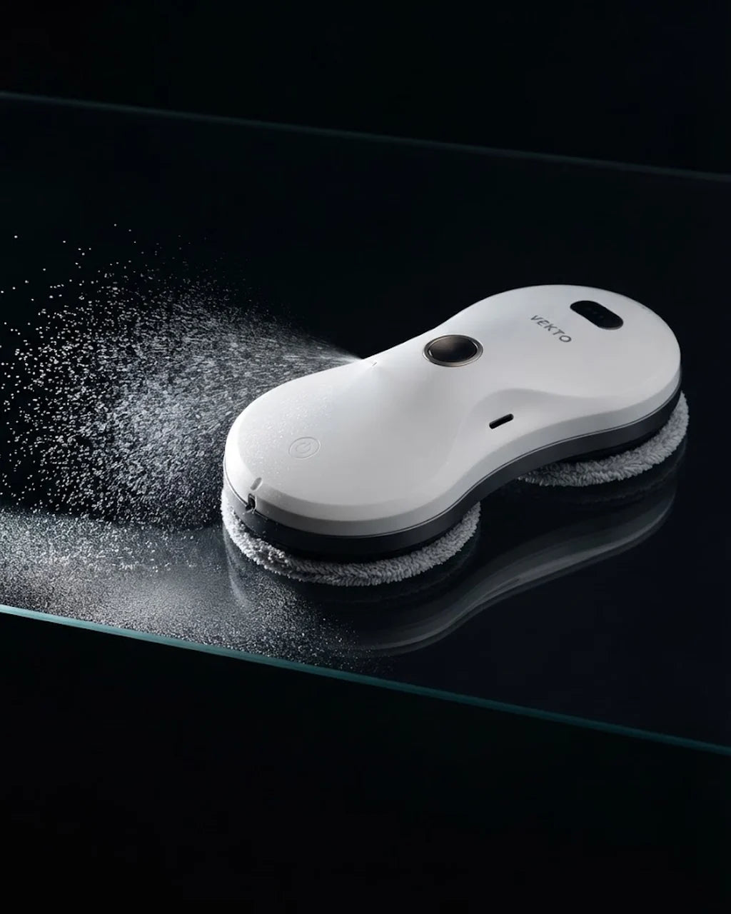 Gros plan : le robot lave-vitre Vekto pulvérise une fine brume d'eau sur la vitre